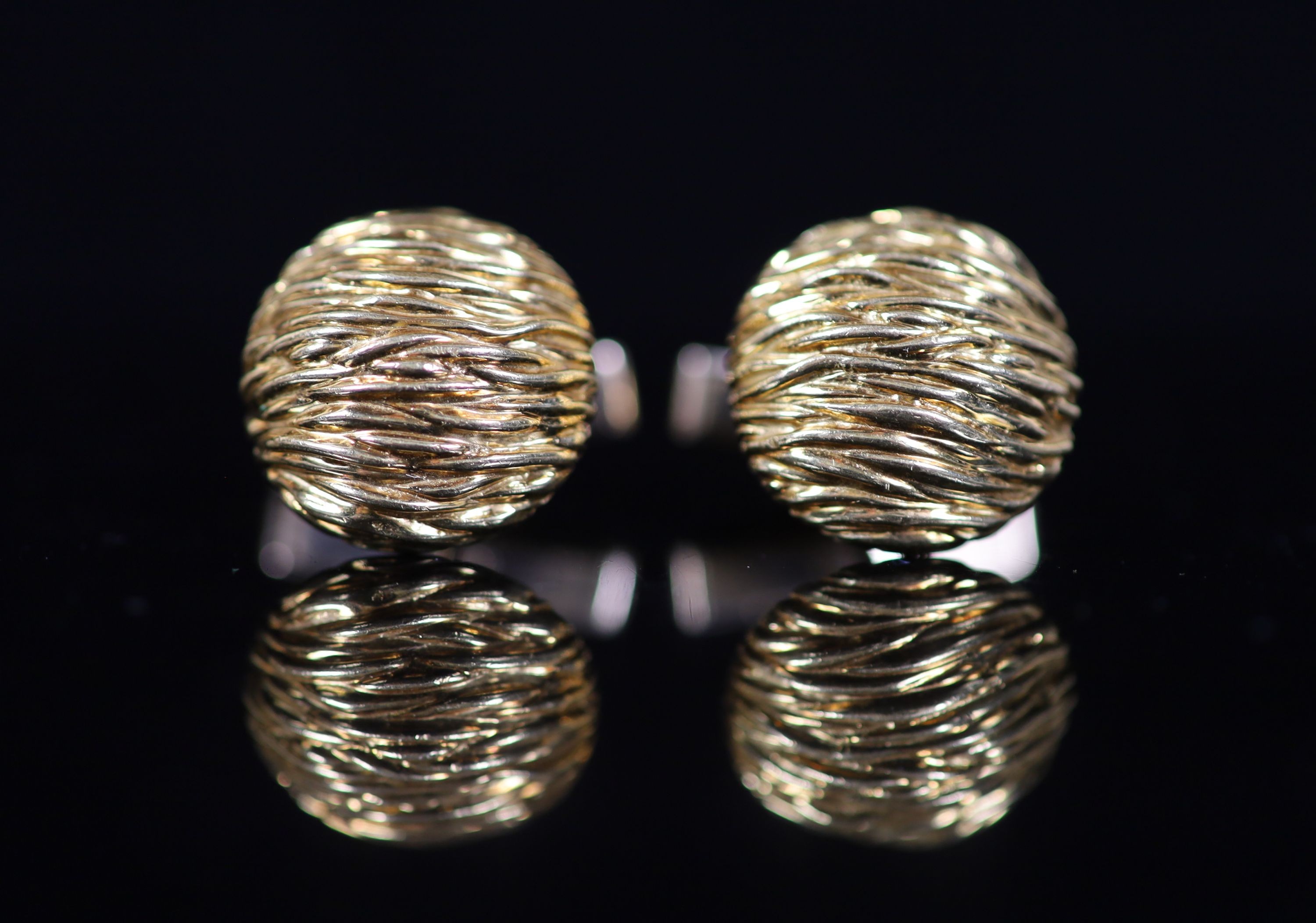 A modern pair of Kutchinsky 18ct gold cufflinks
